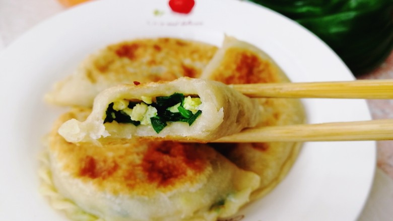 韭菜盒子,表皮酥脆,鲜香多汁。
