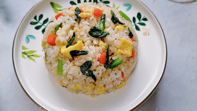 青菜炒饭,炒饭装入小碗然后倒扣在盘中