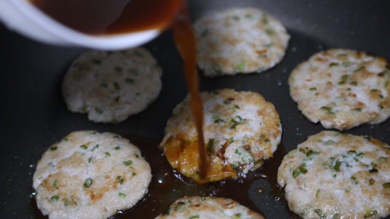 莲藕饼,接着倒入调好的料汁