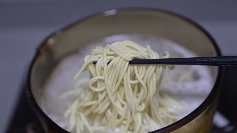 雪菜肉丝面,煮熟后捞出