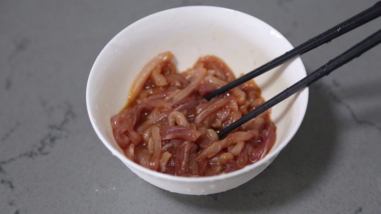 雪菜肉丝面,搅拌均匀,腌制一会