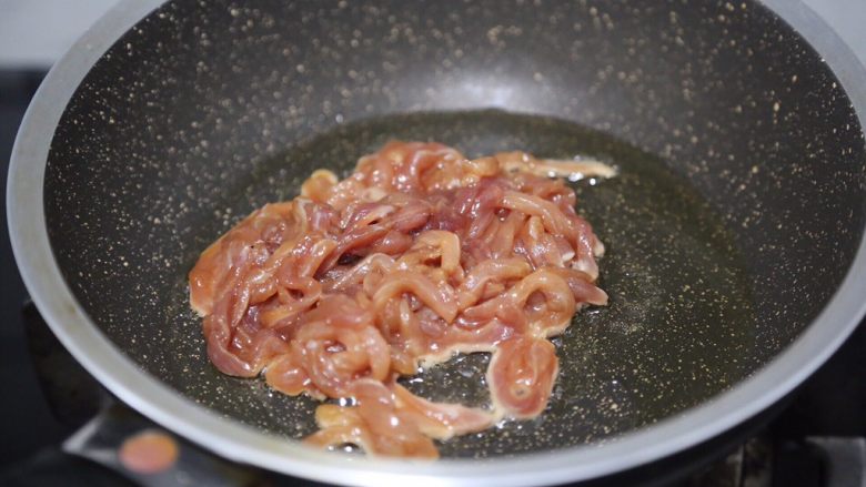 雪菜肉丝面,锅里烧热油，下肉丝炒制