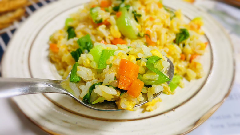 青菜炒饭,青菜炒饭色香味俱全！