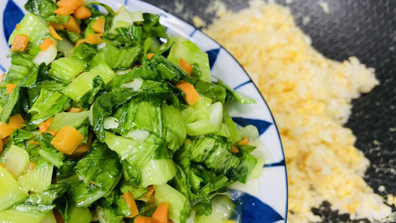 青菜炒饭,放入青菜