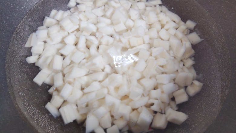 糖醋莲藕,锅内煮适量清水,水开后放入莲藕,大火煮3分钟