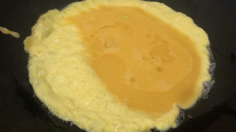 酸豆角炒鸡蛋,油微热,下鸡蛋液