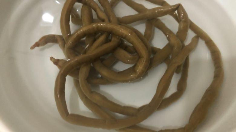 酸豆角炒鸡蛋,豆角清水洗洗,(过咸的要提前泡一下)