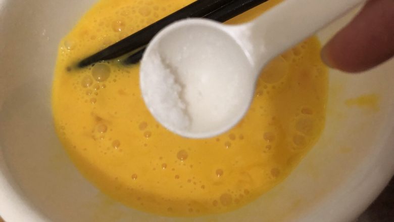 酸豆角炒鸡蛋,搅散,加入少许盐