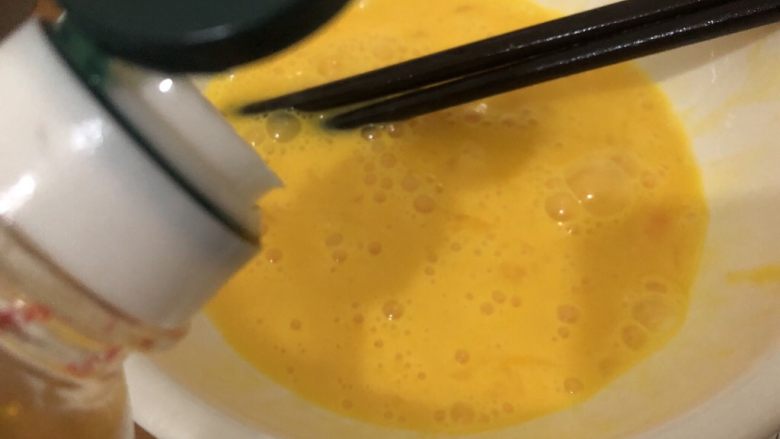 酸豆角炒鸡蛋,少许油,再加三小勺水,搅匀,(这样炒出来的鸡蛋嫩滑些)