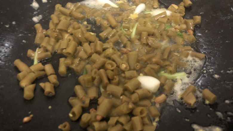 酸豆角炒鸡蛋,然后下豆角,翻炒二分钟