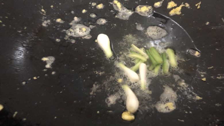 酸豆角炒鸡蛋,不洗锅,加少许油,油热下葱头爆一下