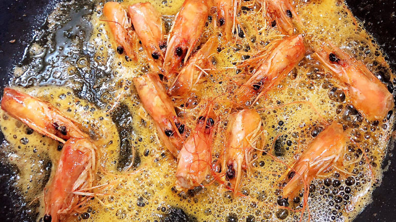耳光炒饭,虾头炼油,当油呈金黄色时,将虾头捞出弃置。