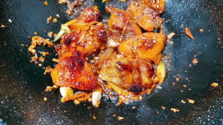 蒜香鸡翅,再翻炒均匀,炒至表面金黄