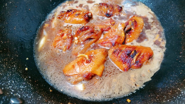 蒜香鸡翅,加入适量水,加入<a style='color:red;display:inline-block;' href='/shicai/ 721'>蚝油</a>翻炒均匀,再盖上锅盖焖煮至水开