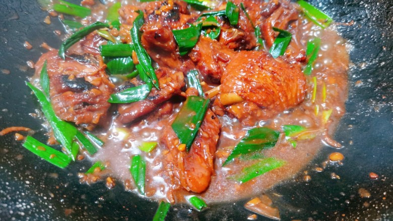 蒜香鸡翅,翻炒均匀,大火收汁即可出锅