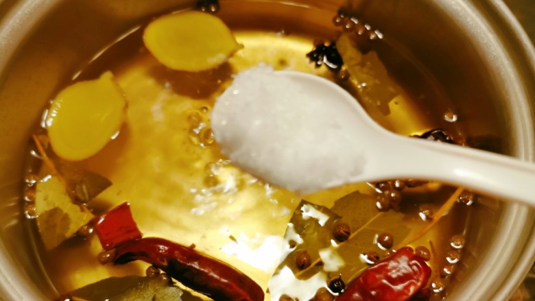 自制泡菜,加入<a style='color:red;display:inline-block;' href='/shicai/ 10588'>糖</a>,晾凉备用。