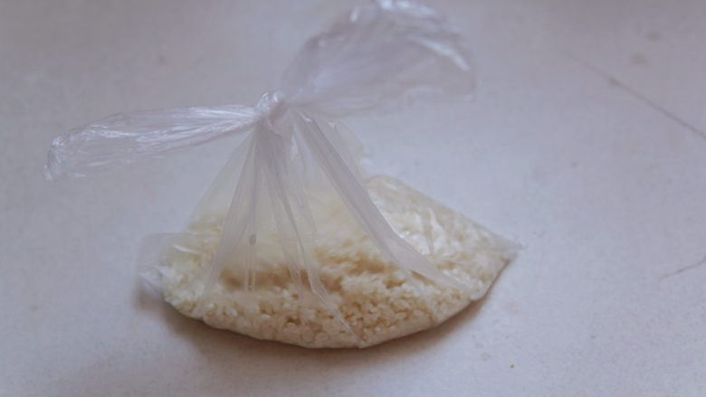 潮汕海鲜粥,装入食品袋,送冰箱冷冻一小时以上为佳。