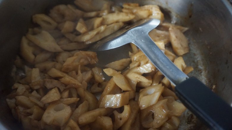 糖醋莲藕,撒上3g盐,翻炒即可