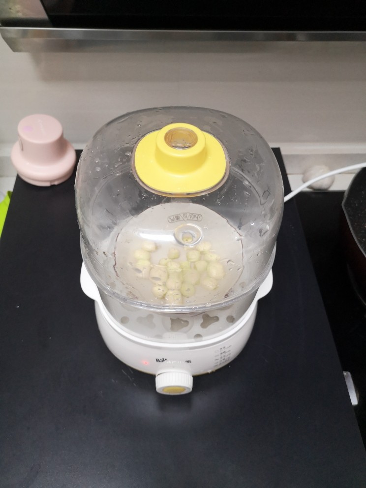 莲藕饼,用的煮蛋器调至时间30分钟,时间到自动断电不用理