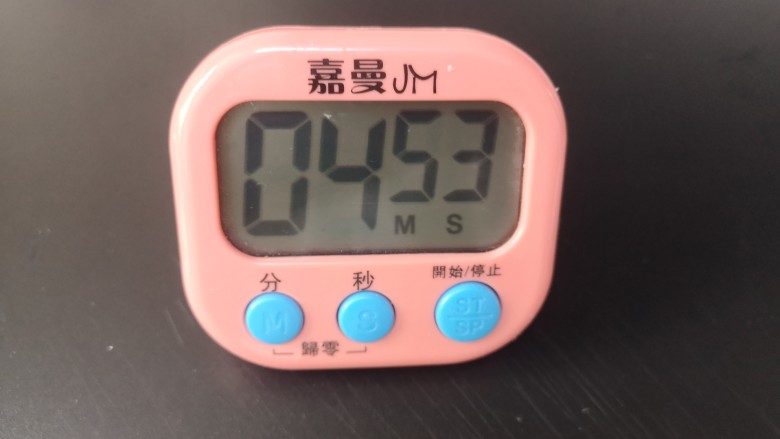 莲藕饼,先定时5分钟(利用蒸的时间去做其它)