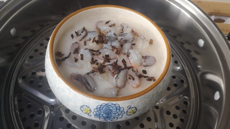 莲藕饼,放入炸葱(炸葱起到鲜香)