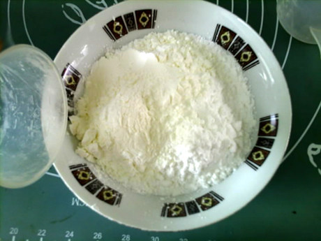 水晶蒸饺,将澄面与淀粉混合,