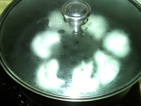 水晶蒸饺,放入沸水锅中,大火蒸约7分钟左右