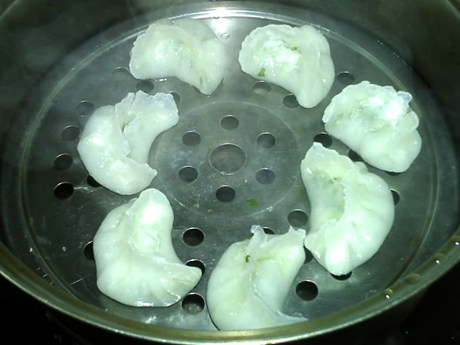 水晶蒸饺,熄火,揭盖。