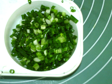 莲藕饼,葱洗净,切葱花,备用。