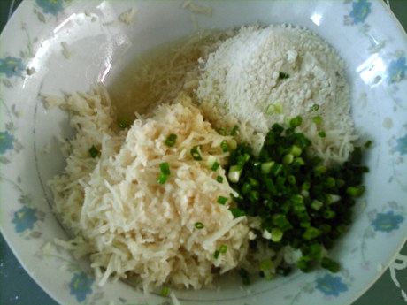莲藕饼,加入面粉,咸蛋白,盐,葱花,黑胡椒。