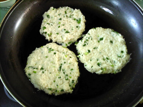 莲藕饼,取适量藕糊,放入锅中,摊成薄饼状。