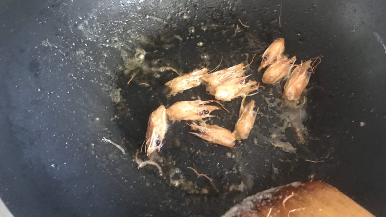 耳光炒饭,锅里留底油,下入虾头炒出虾头红油,然后把虾头盛出来