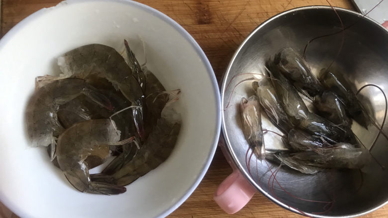 耳光炒饭,虾去虾线,掰掉虾头清洗干净