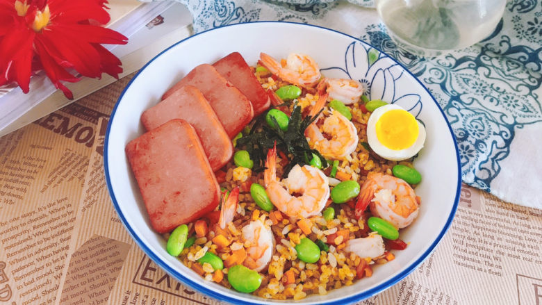 耳光炒饭,摆入午餐肉和温水蛋,撒上<a style='color:red;display:inline-block;' href='/shicai/ 73891'>海苔丝</a>即可