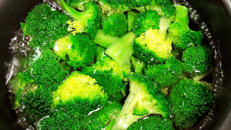 西兰花炒鸡蛋,锅中烧开水,焯一下西蓝花。