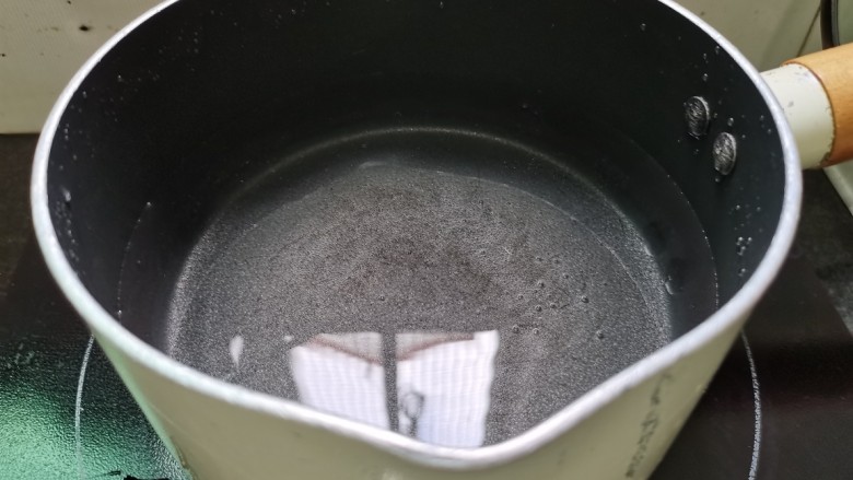 苹果小米粥,奶锅放入适量的水烧开