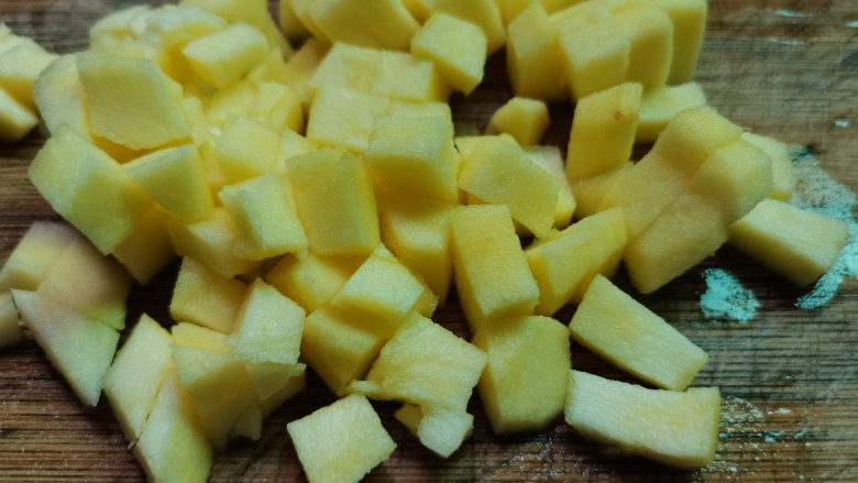 苹果小米粥,再改刀切成丁