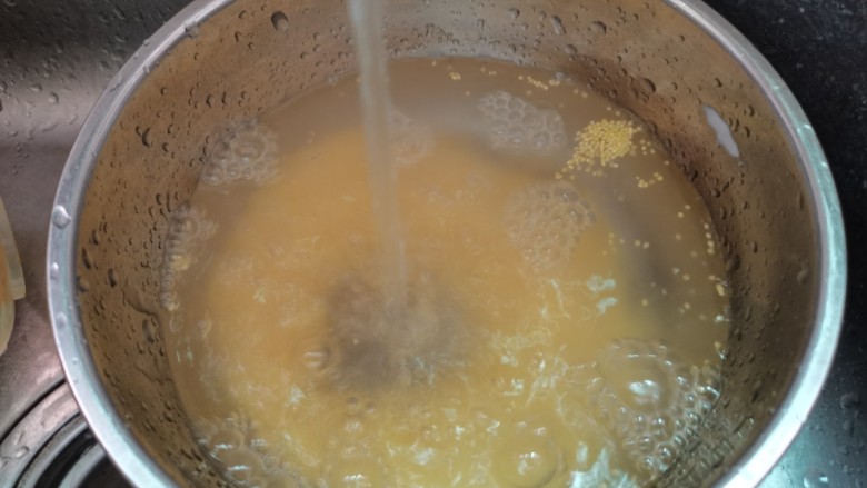 苹果小米粥,小米淘洗干净捞出