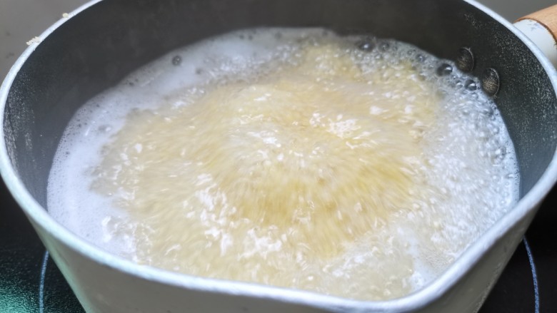 苹果小米粥,中小火慢慢熬煮