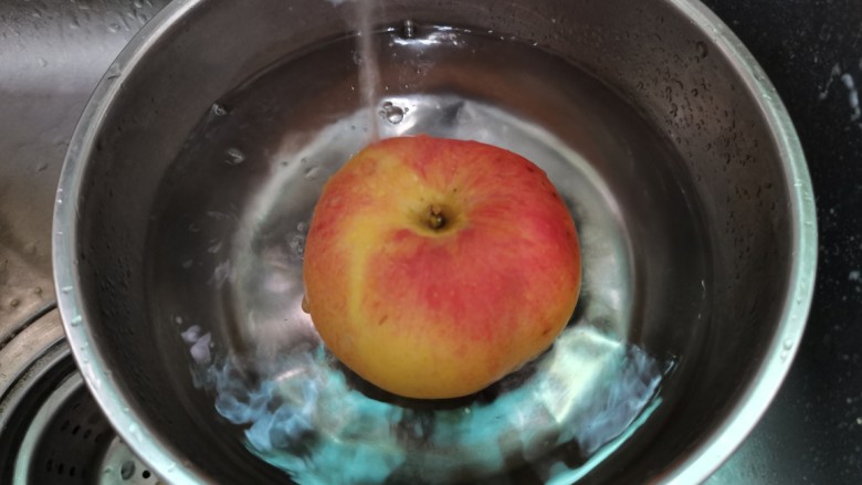 苹果小米粥,苹果洗净