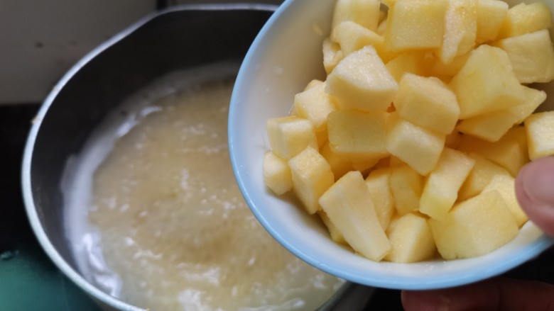 苹果小米粥,小米煮至七，八熟时苹果丁倒入