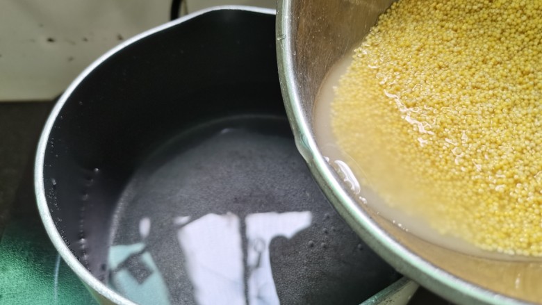 苹果小米粥,水开后小米下锅煮至