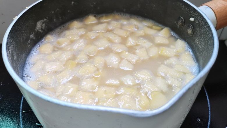 苹果小米粥,煮熟了即可