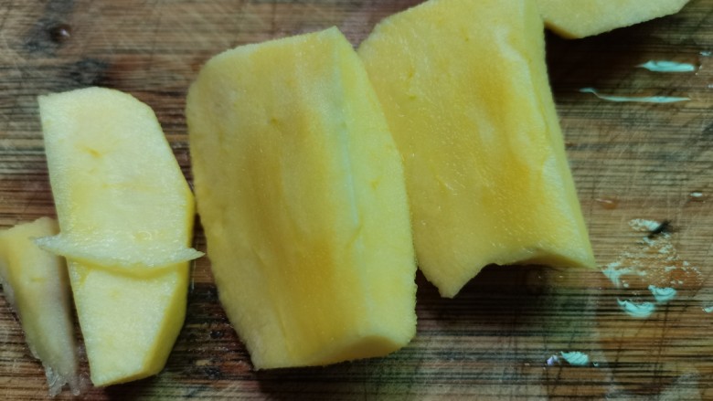 苹果小米粥,去皮切块