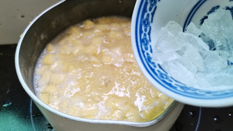 苹果小米粥,加入少许的冰糖