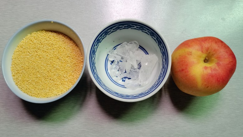 苹果小米粥,食材准备：<a style='color:red;display:inline-block;' href='/shicai/ 493'>小米</a>，<a style='color:red;display:inline-block;' href='/shicai/ 591'>苹果</a>，<a style='color:red;display:inline-block;' href='/shicai/ 866'>冰糖</a>