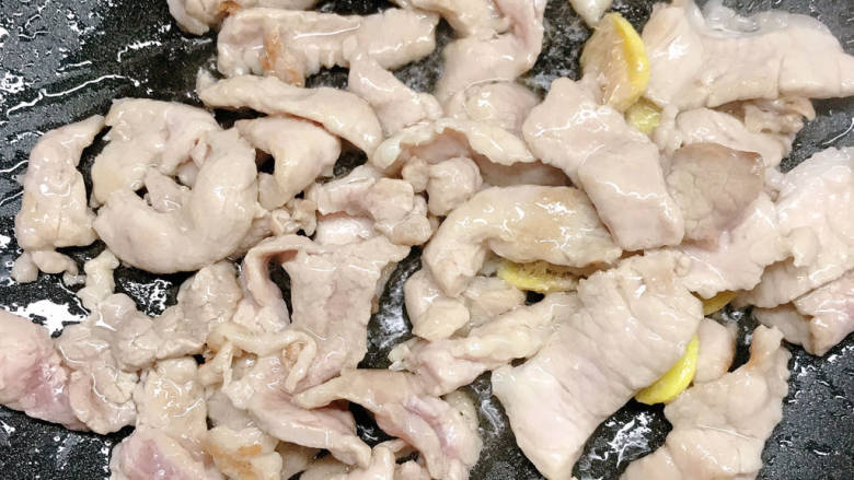 #闹元宵#白蘑菇炒肉片,炒至九成熟,装入碗中备用