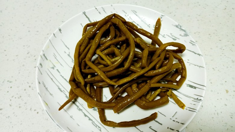 酸豆角炒肉末,<a style='color:red;display:inline-block;' href='/shicai/ 5085'>酸豆角</a>冲洗干净