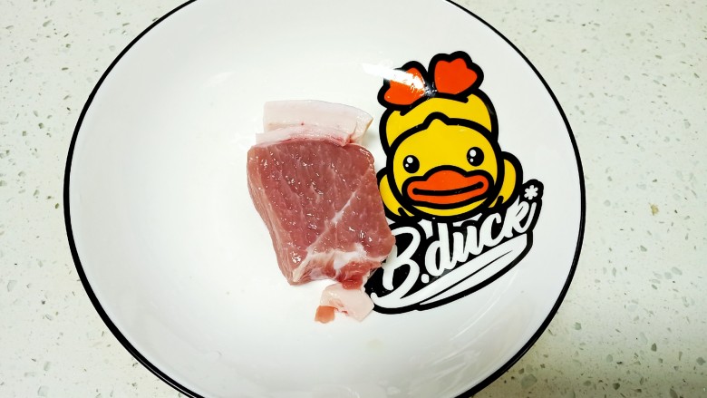 酸豆角炒肉末,<a style='color:red;display:inline-block;' href='/shicai/ 414'>猪肉</a>冲洗干净 