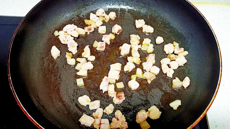酸豆角炒肉末,锅中放入适量油 放入猪肉 炒至猪肉变色